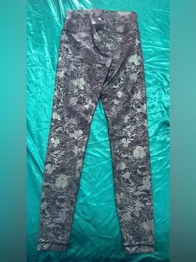 NWOT limited addition metallic Lululemon Black Floral leggings Size 6